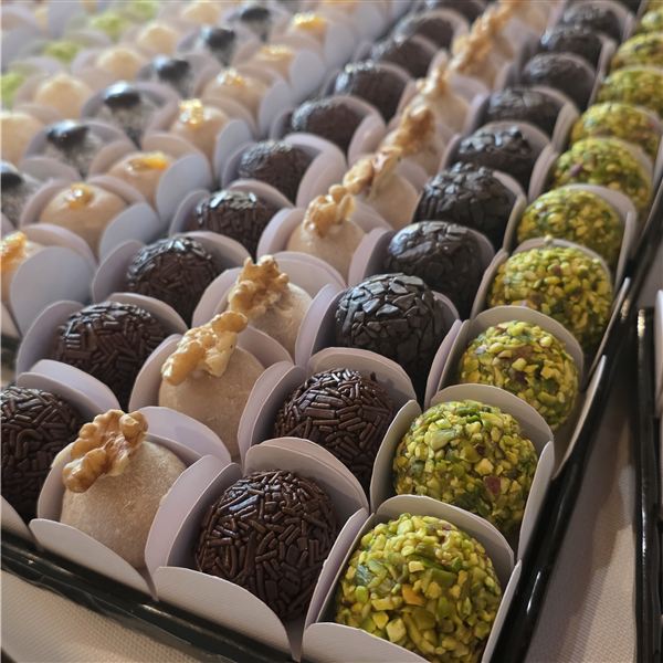 Brigadeiros assortiti, con decorazioni al cioccolato, pistacchio e noci