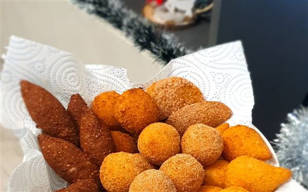 Kibis dalla forma allungata insieme ad altri salgados